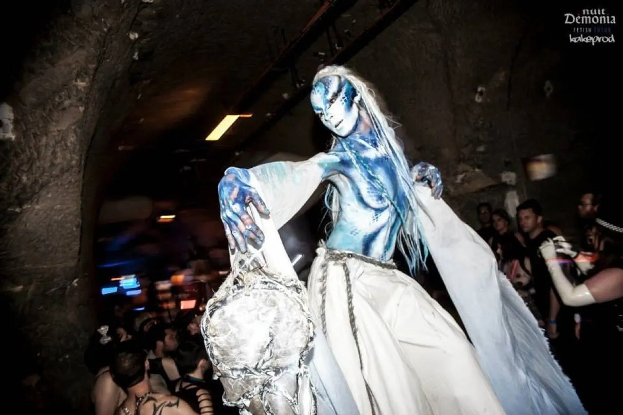 Performeur sur échasses lors de la parade fetish