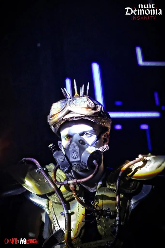 Tenue Fetish wet look avec masque de chirurgien pour le thème Insanity