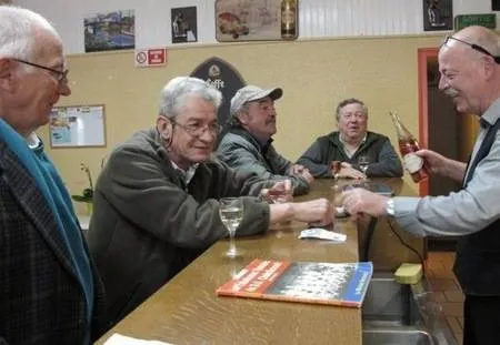 Hommes participant à l'apéro libertin d'Olivier