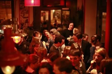 Ambiance conviviale lors d'un apéro libertin pour faire des rencontres.