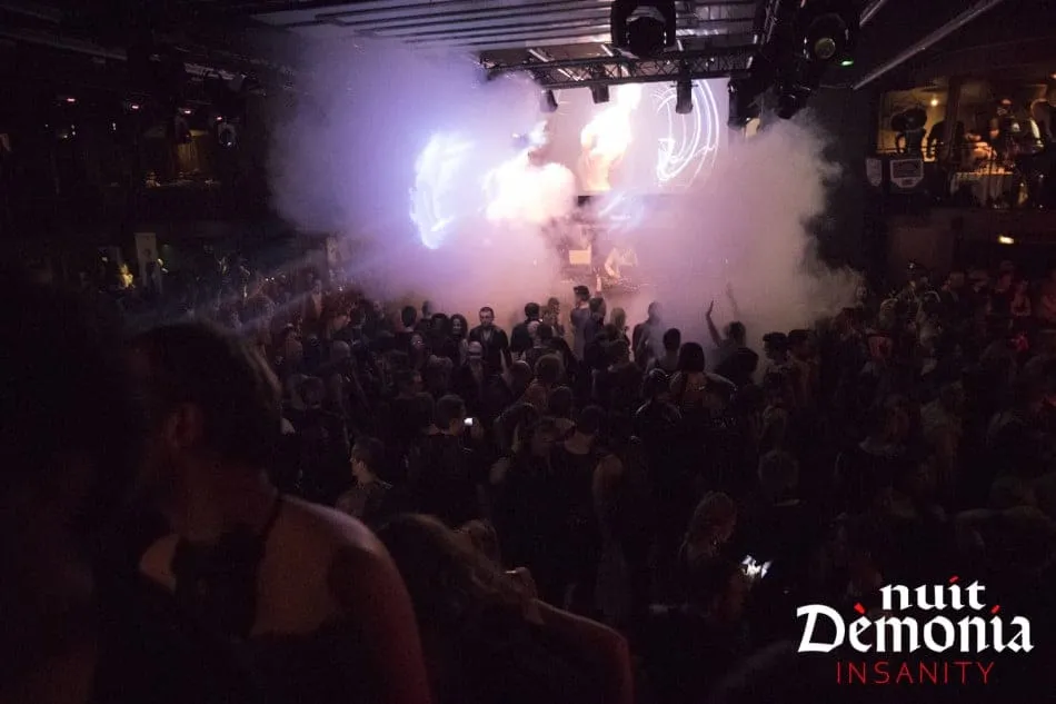 Participants se préparant en tenue Fetish à l'entrée de la Nuit Dèmonia