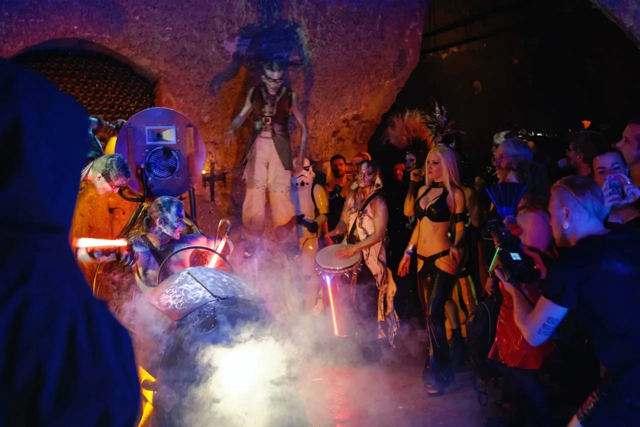 Participants se changeant dans les vestiaires en fin de soirée