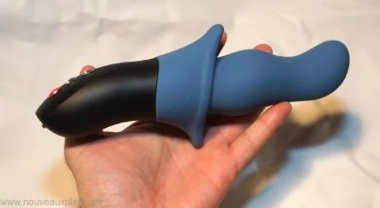 Le pulsateur Fun Factory Stronic Zwei tenu en main pour illustrer sa taille