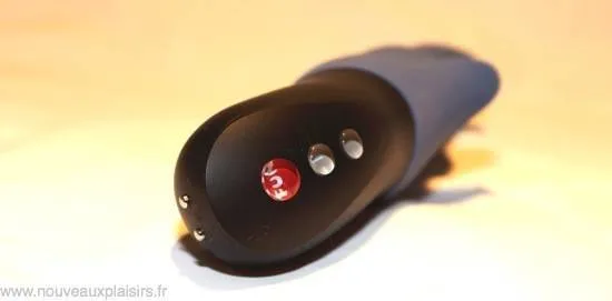 Détail des boutons de contrôle et du connecteur magnétique du Fun Factory Stronic Zwei