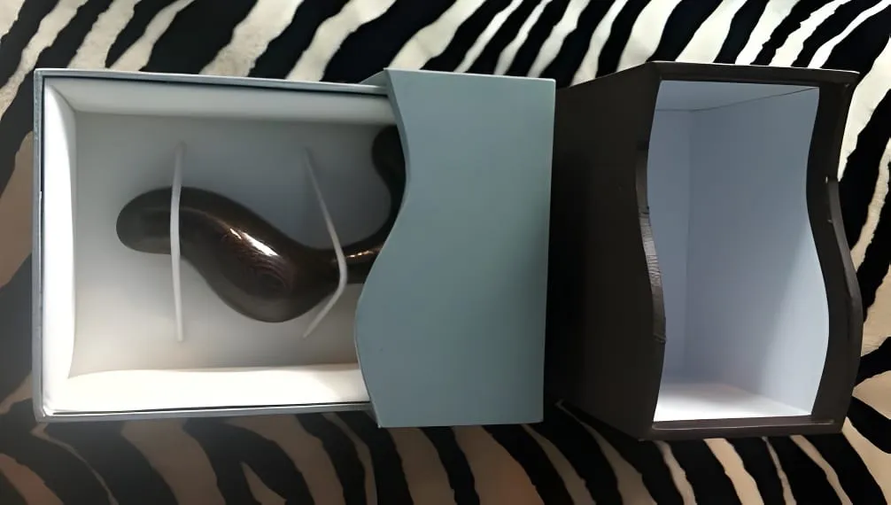 Détail du NobEssence Romp maintenu par des élastiques dans son coffret