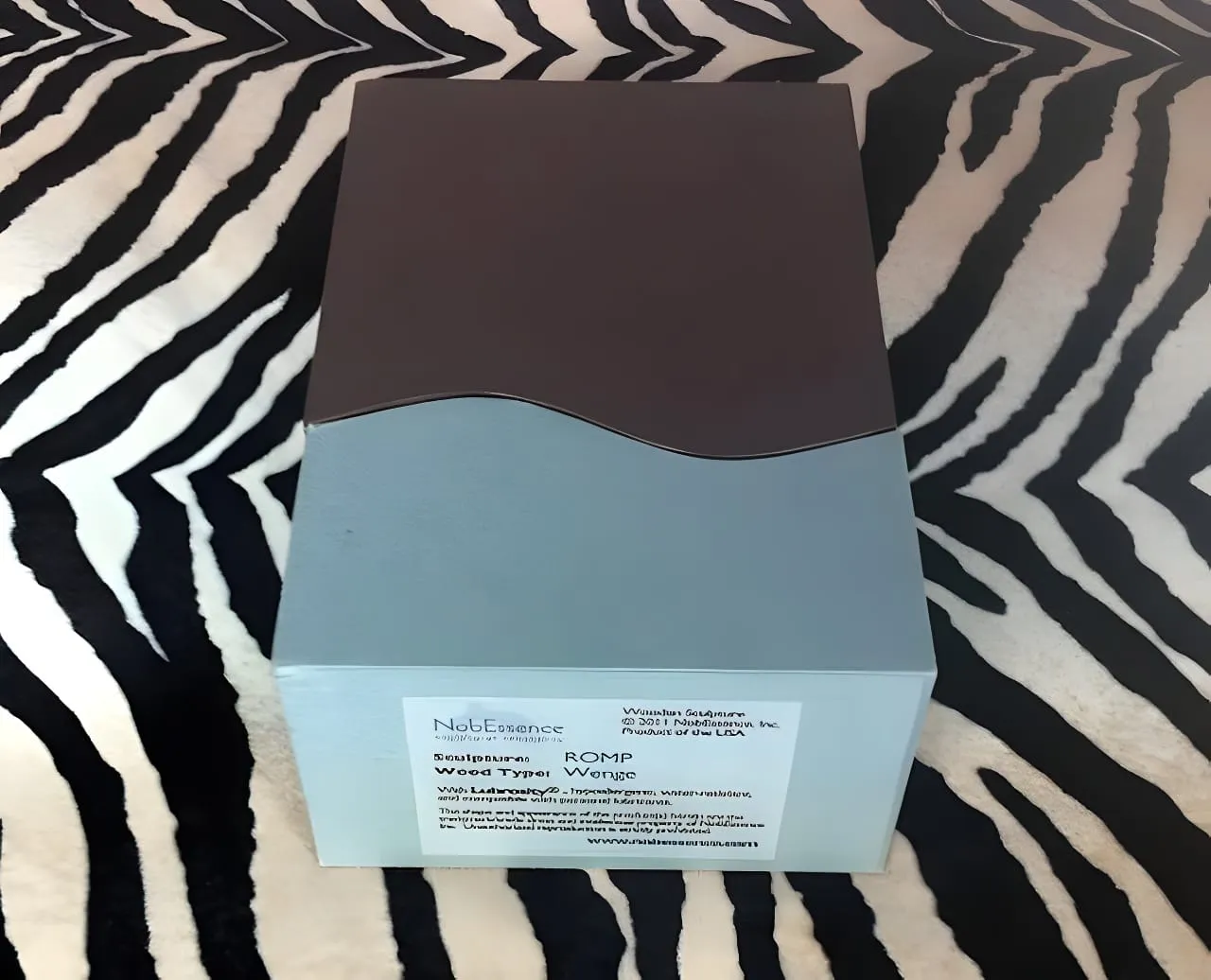 Boîte d'emballage en carton et tissu du NobEssence Romp