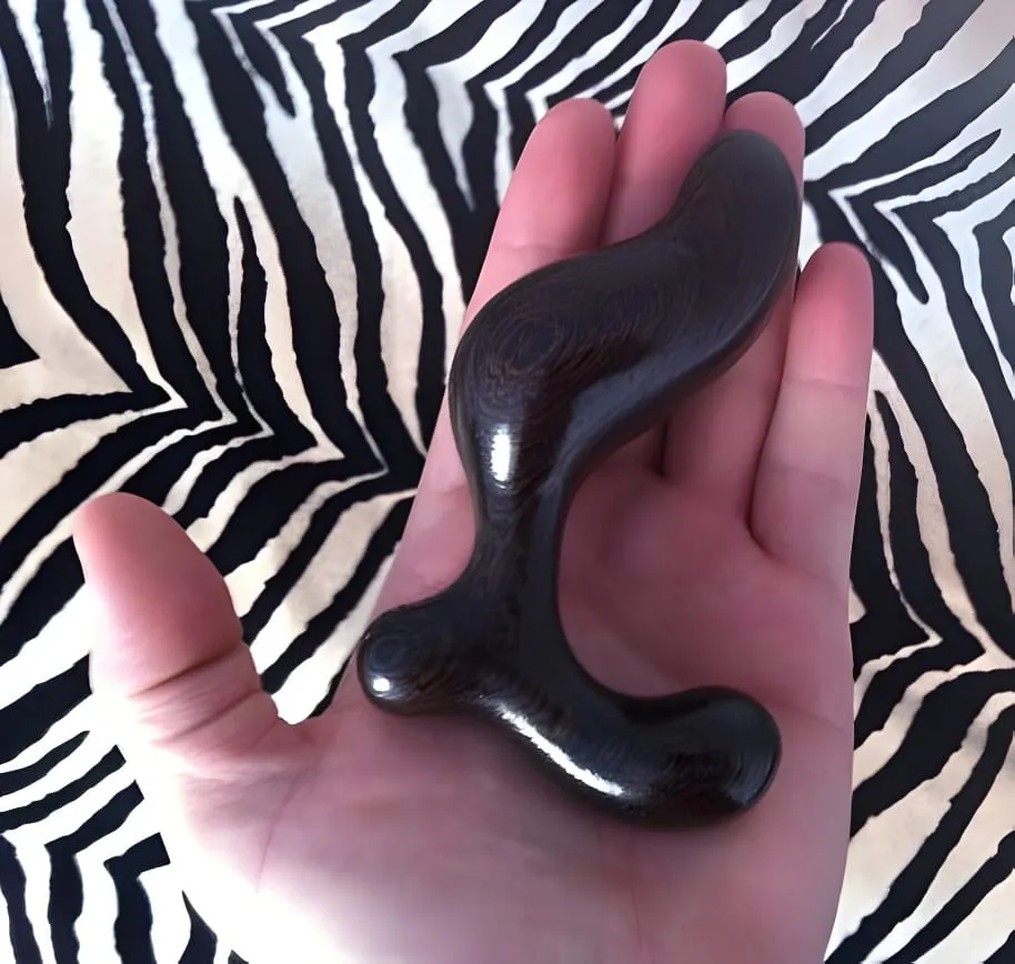 Vue rapprochée de la forme ergonomique du plug NobEssence Romp