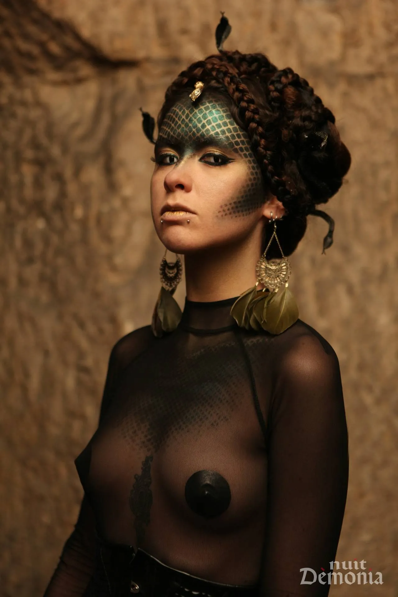 Espace cosy avec couples en tenue latex