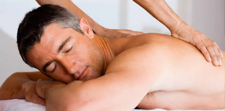 Moment de détente avec l'huile de massage Concept S