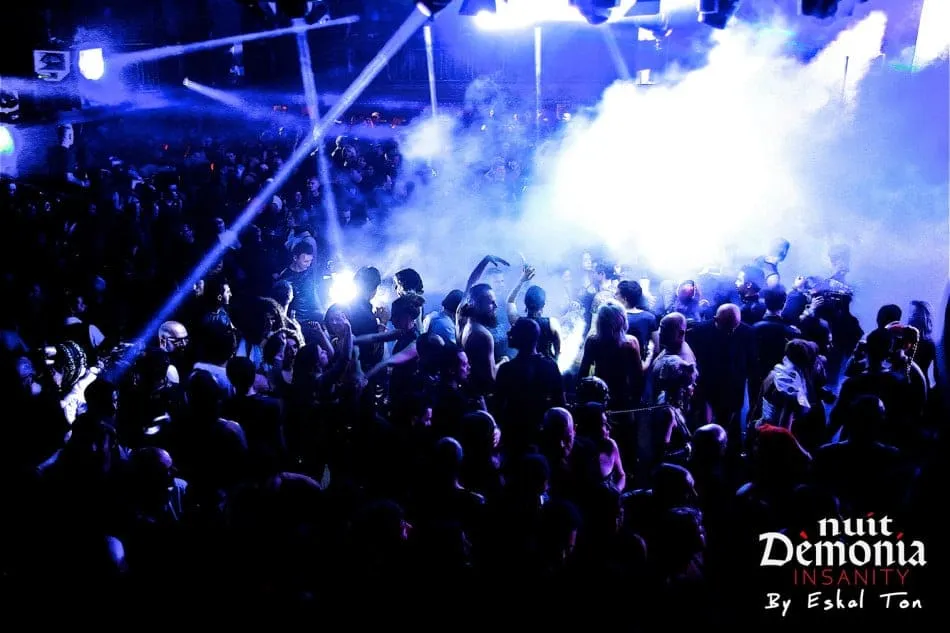 Personnes dansant en tenues de latex et vinyle