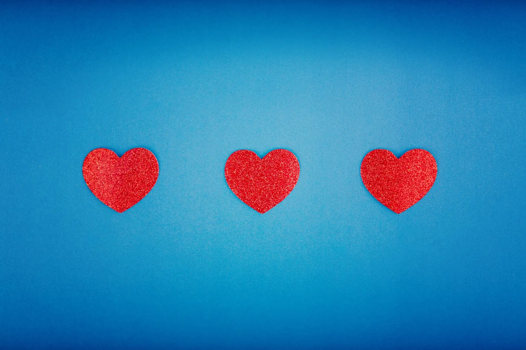 Illustration conceptuelle sur l'amour, le polyamour et la sincérité