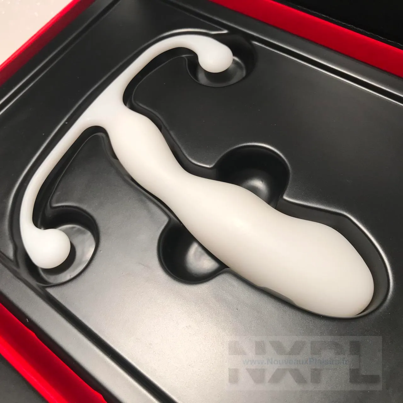 Aneros Helix Trident présenté sur son socle de protection