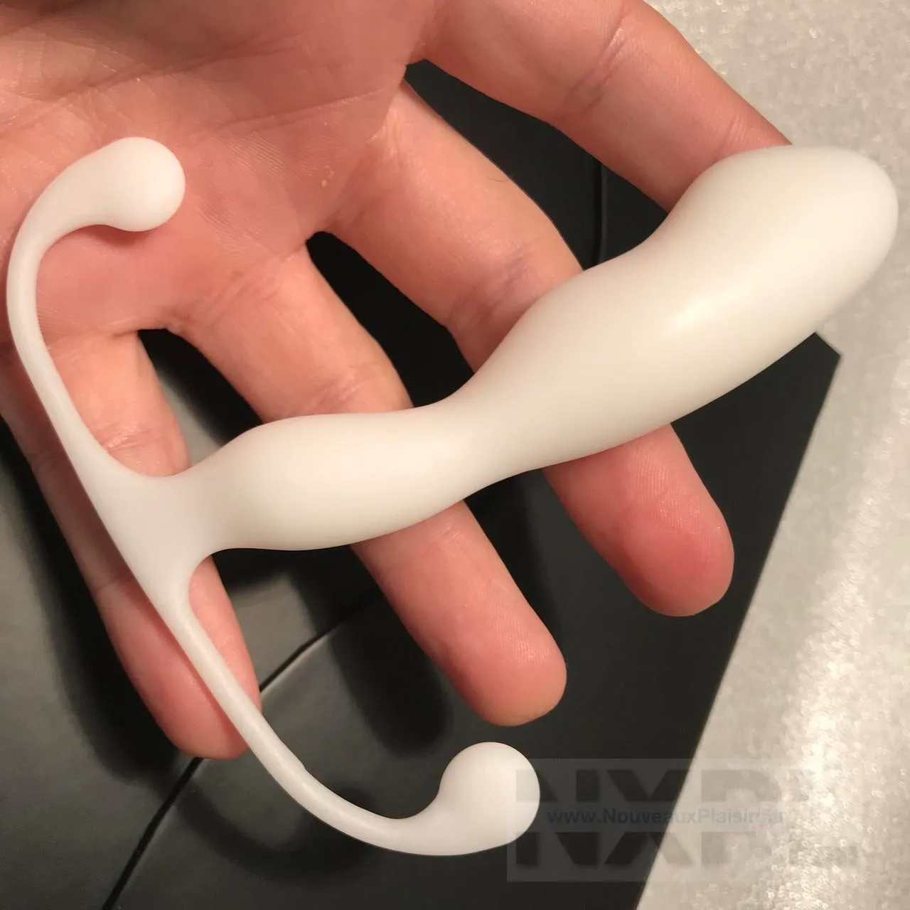 Vue d'ensemble de l'Aneros Helix Trident, taille adaptée aux débutants