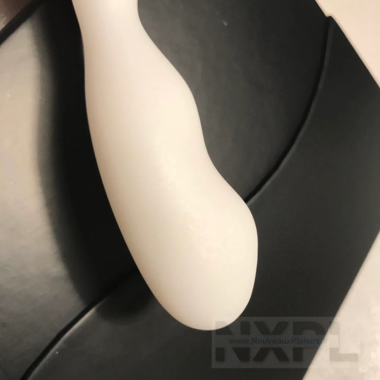 Gros plan sur la finition lisse et parfaite du plastique de l'Aneros Helix Trident