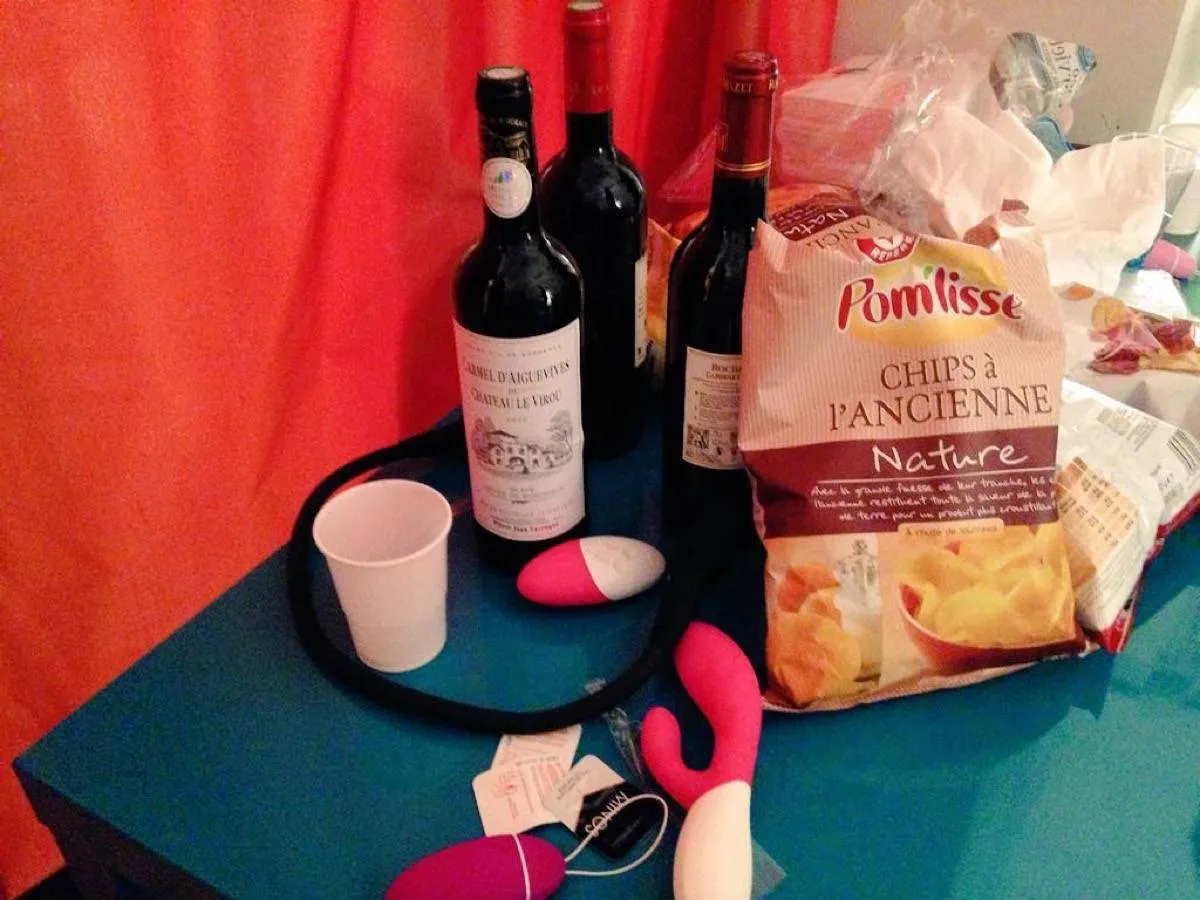 Ambiance conviviale entre blogueurs autour de verres et de sextoys