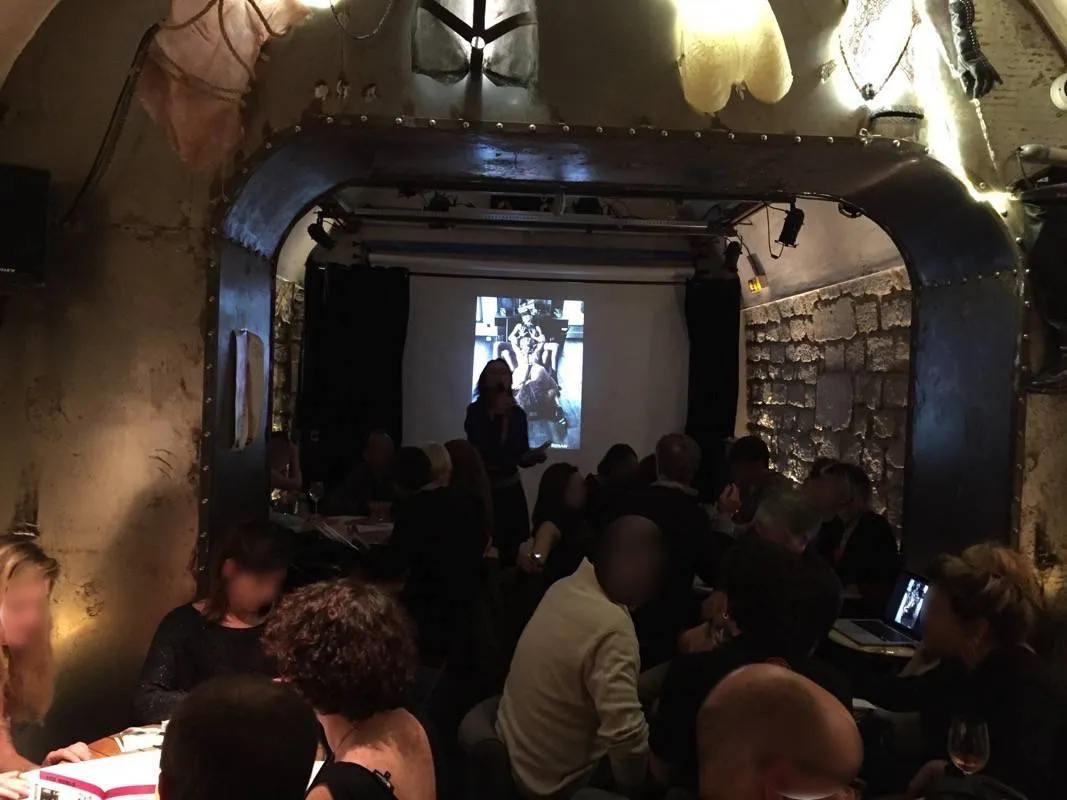 Vue de la salle du bar le 153 remplie de participants à l'apéro de la #CULture