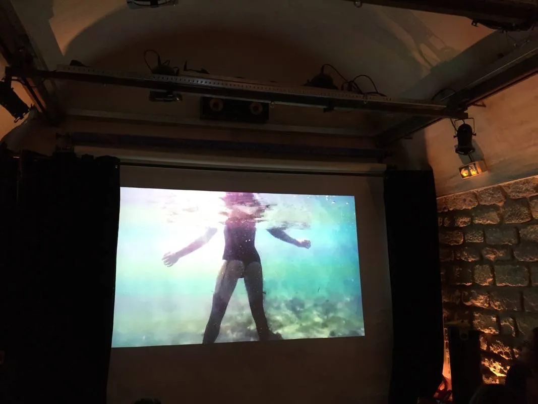 Capture d'écran du clip Dr Love de Julia Palombe en corset et talons