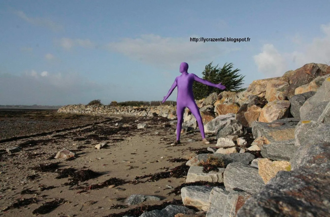 Homme portant une combinaison Zentaï intégrale en lycra