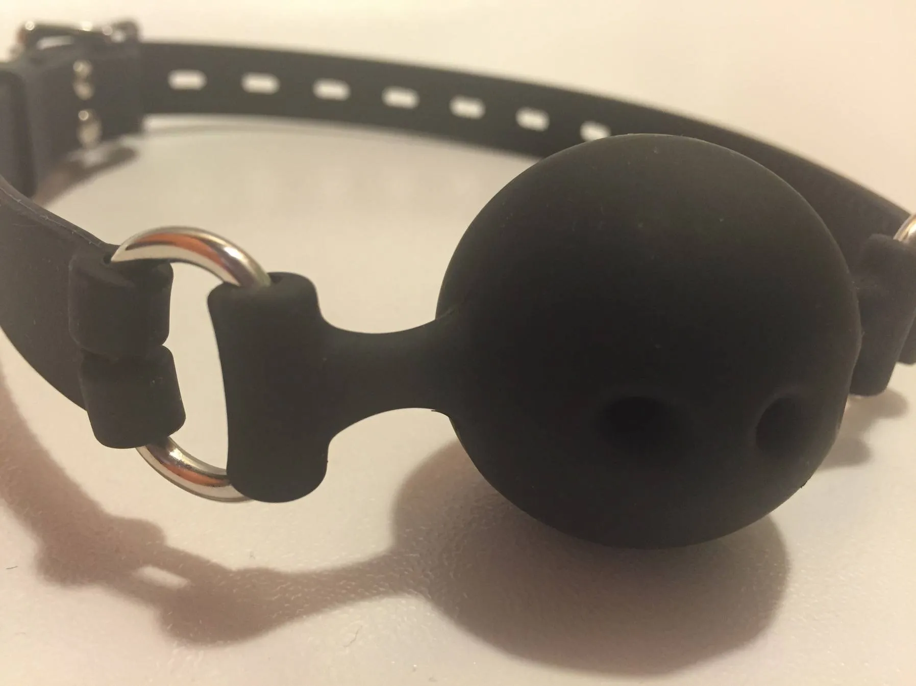 Détail de la qualité de fabrication du bâillon boule en silicone Dèmonia