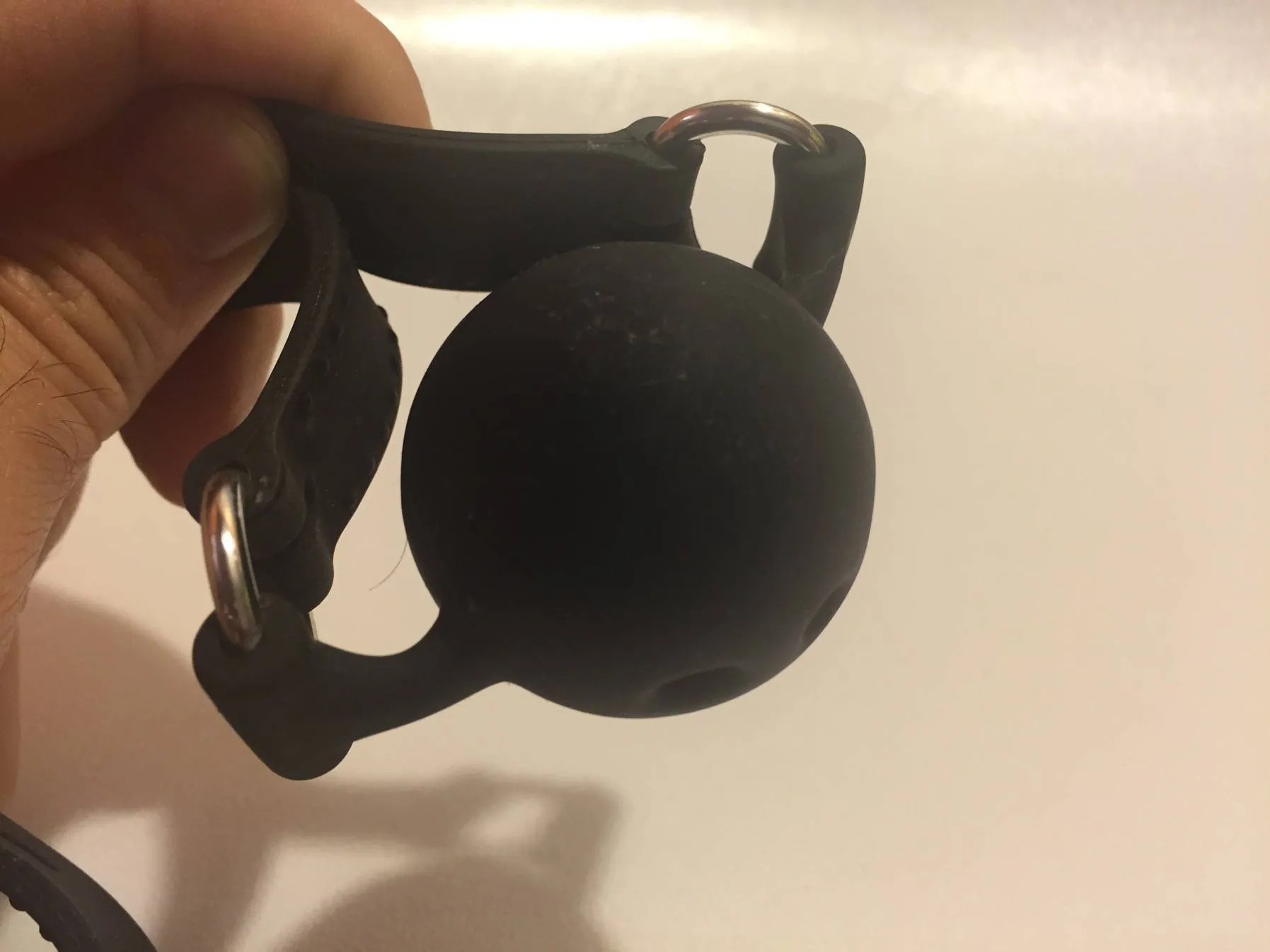 Gros plan sur la souplesse du silicone du bâillon Dèmonia