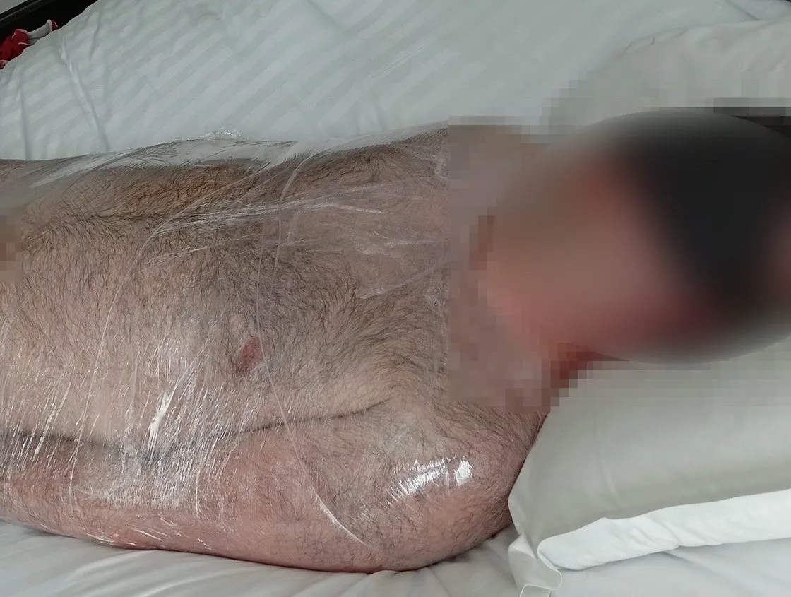 Bondage au Cellophane : Mon expérience de momification plastique