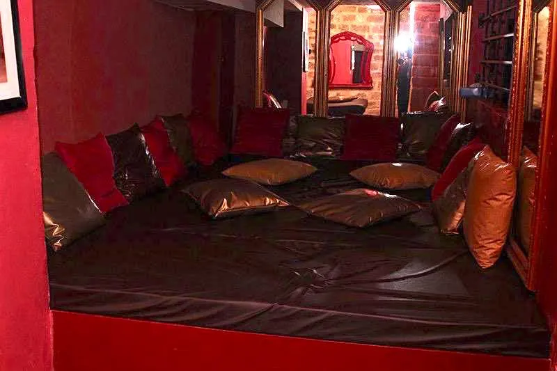 La grande alcôve du club Le Cupidon