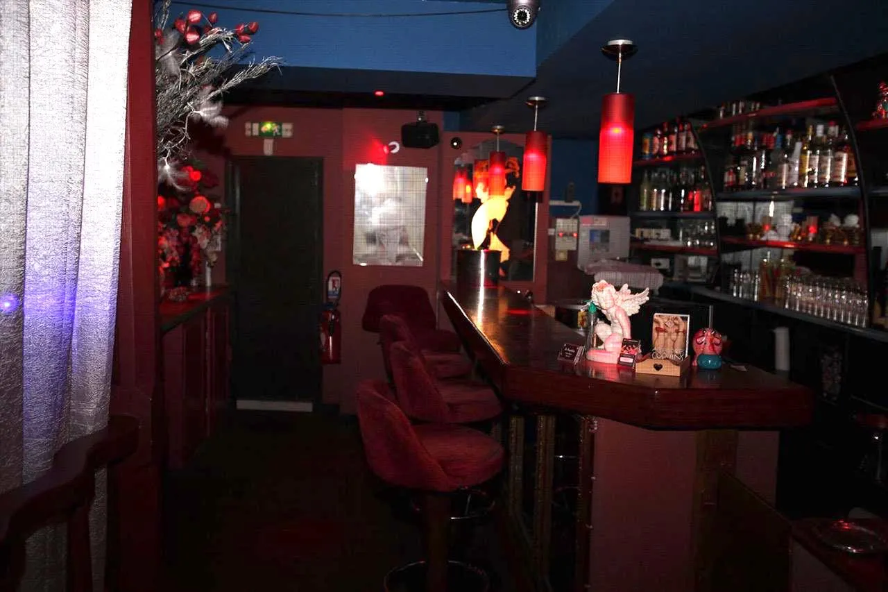 Le bar à l'entrée du club Le Cupidon