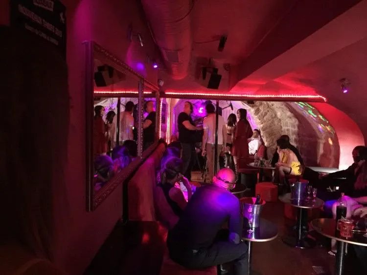 Espace exigu du club Le Cupidon