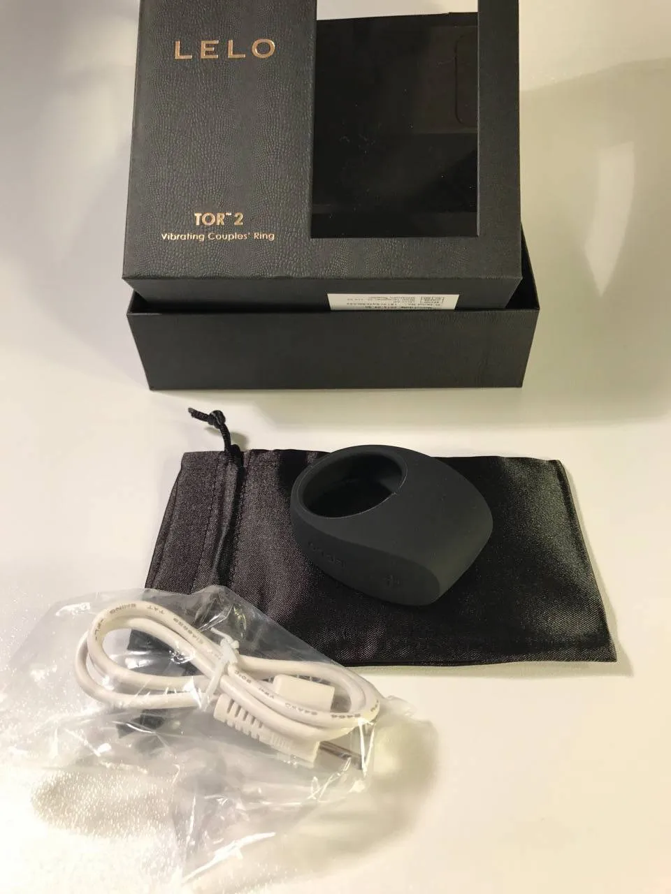 Positionnement du cockring Lelo Tor 2 pour stimulation clitoridienne