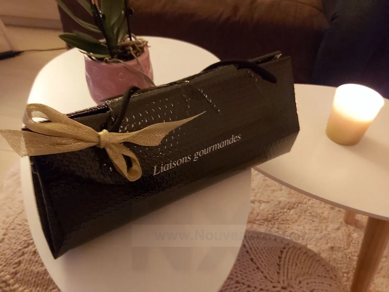 Mise en place du coffret des Liaisons Gourmandes dans un salon cosy