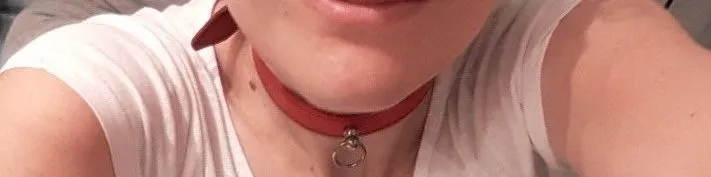 Vue détaillée du collier de soumise rouge Dèmonia en cuir souple