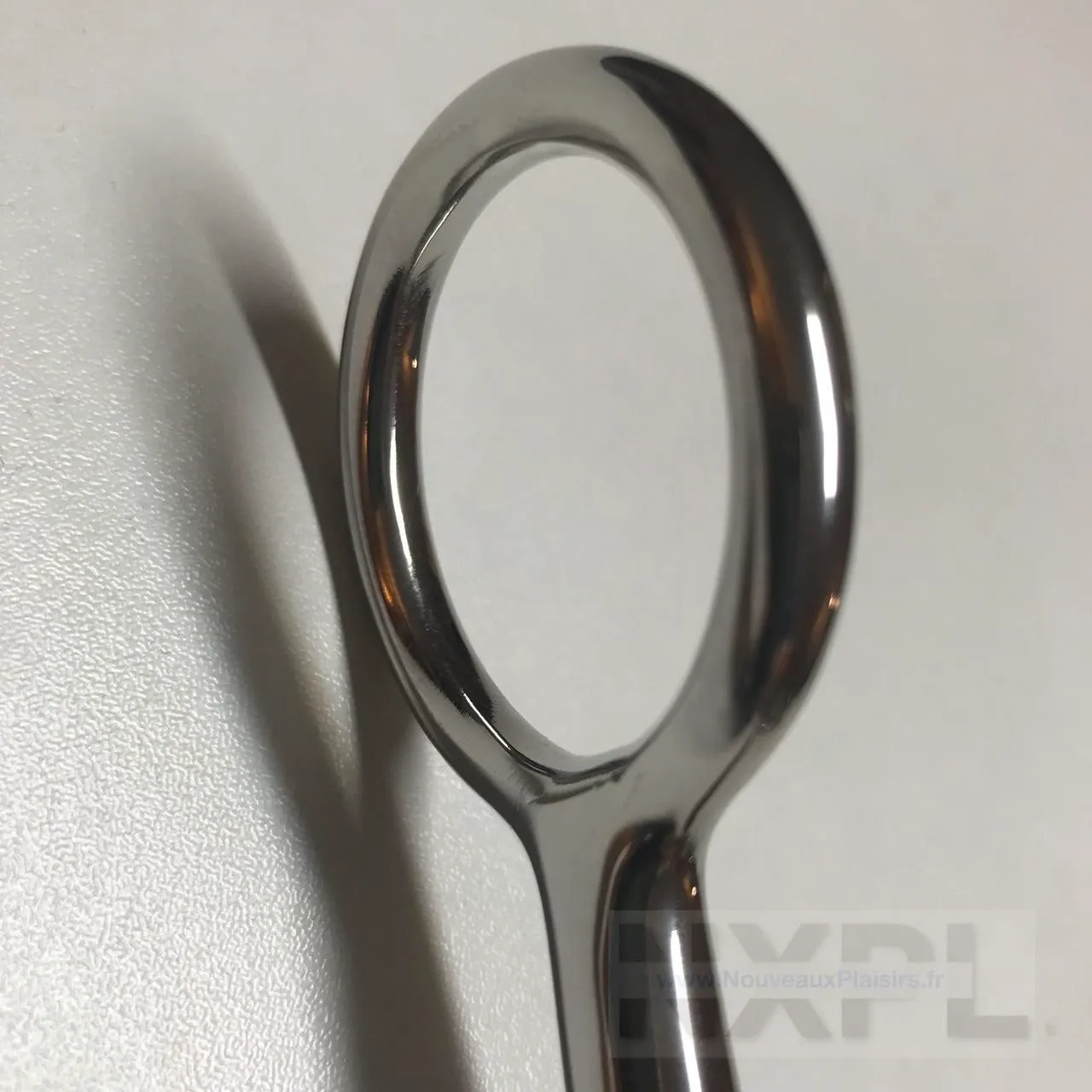 Vue rapprochée de la structure en acier du crochet anal Rimba