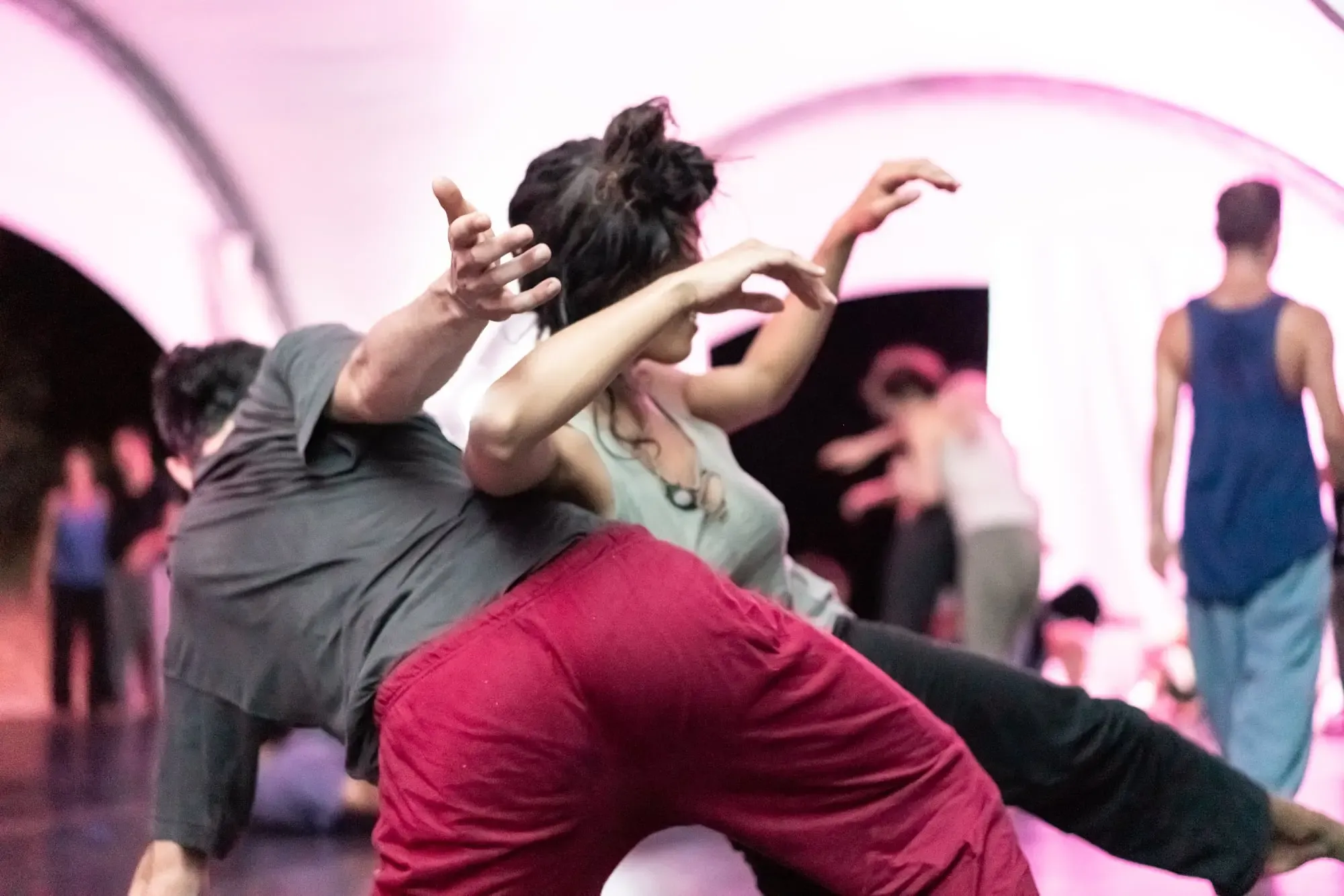 Deux personnes pratiquant la danse contact, illustrant la connexion artistique et corporelle