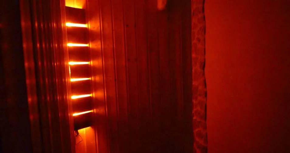 Lumière tamisée et couloirs du club