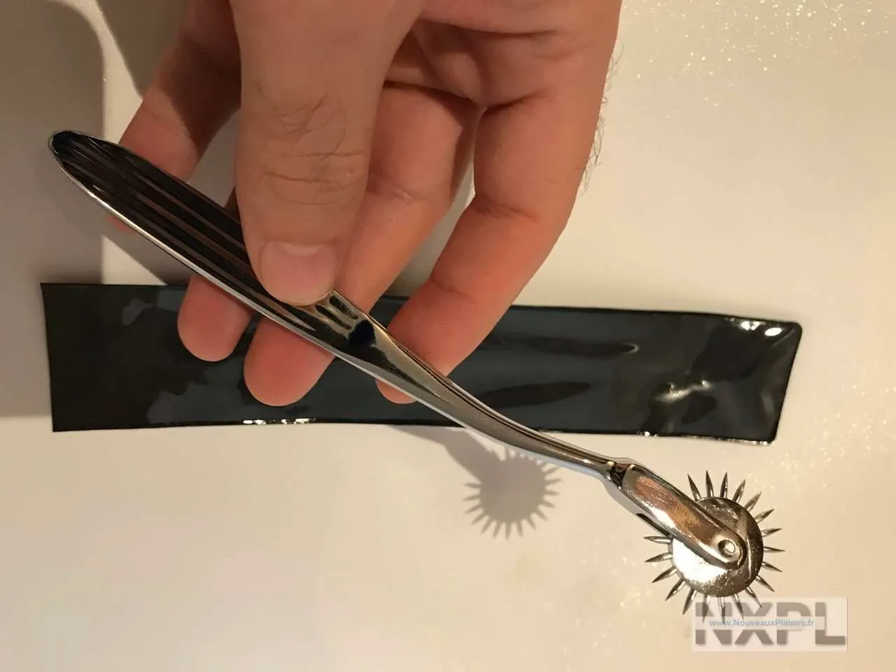 Prise en main de la roue à pics Dèmonia illustrant sa taille compacte