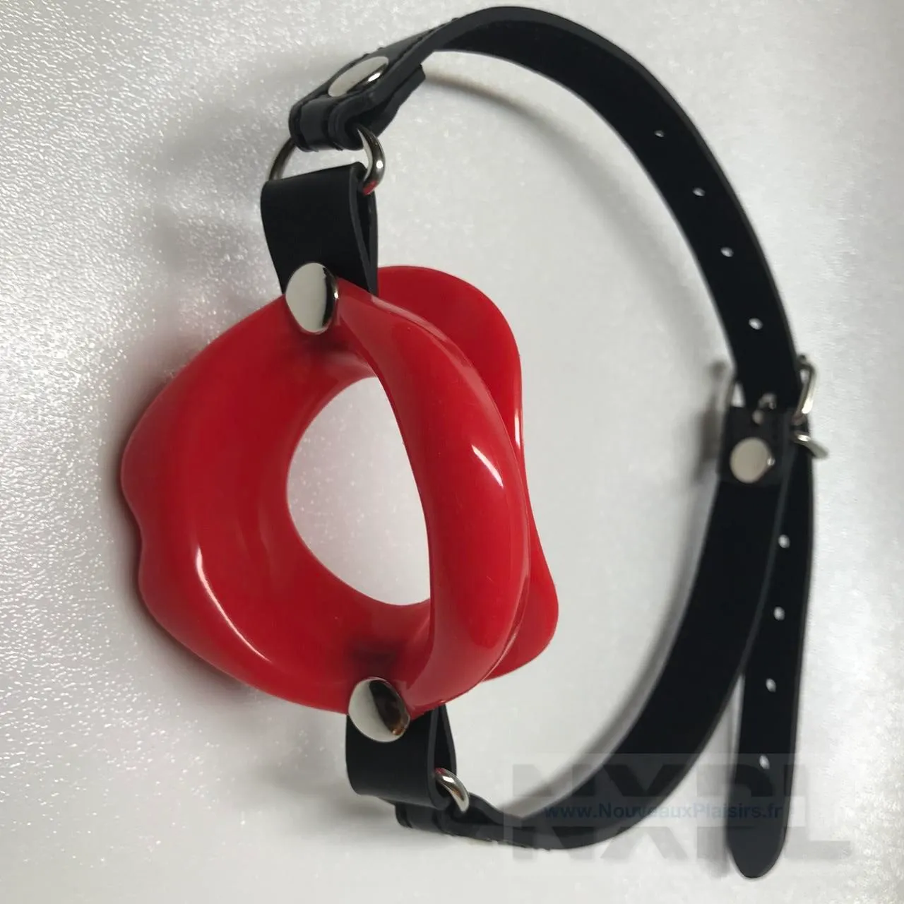 Vue d'ensemble du bâillon lèvres rouges de Concept Leather avec sangles et boucle