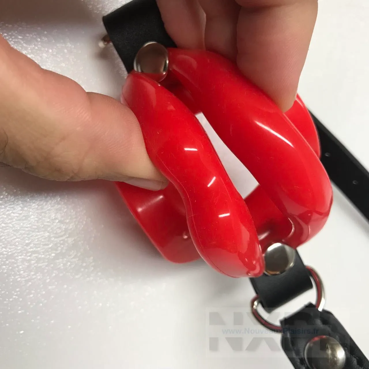 Vue latérale du bâillon lèvres rouges montrant la souplesse du silicone