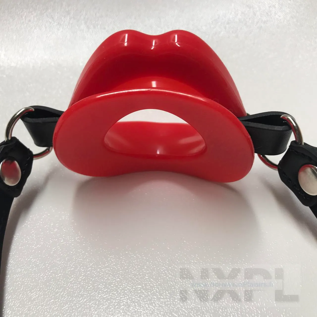 Détail de la gouttière en silicone du bâillon lèvres rouges de Concept Leather