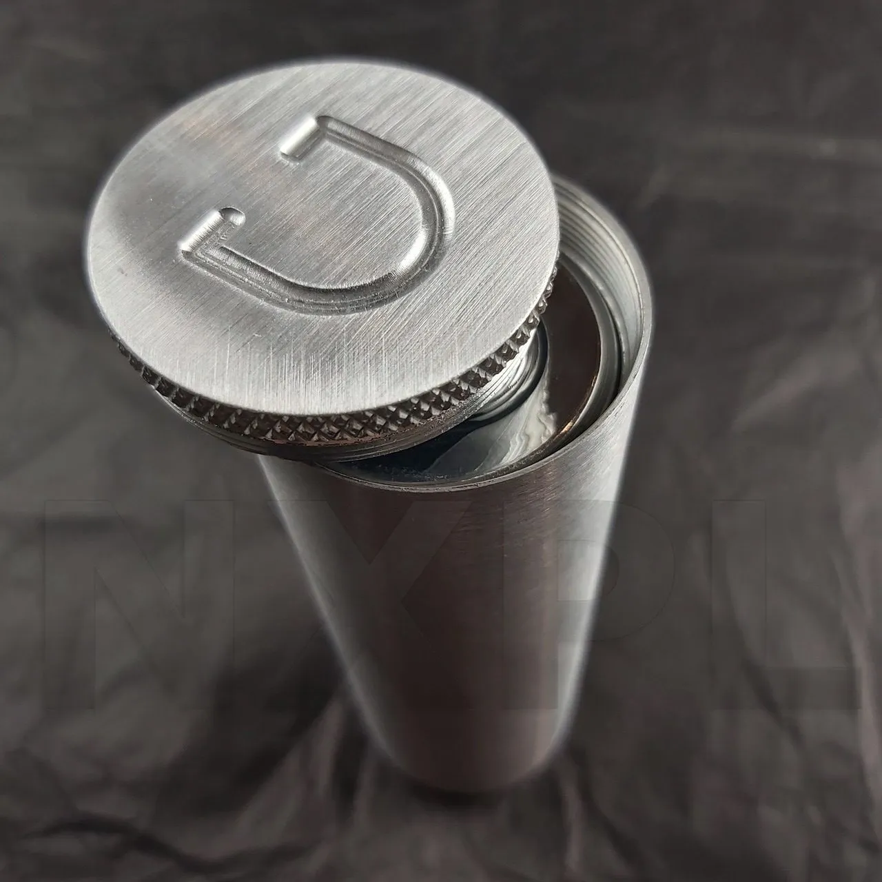 Tube de rangement en aluminium du Doxy Smooth