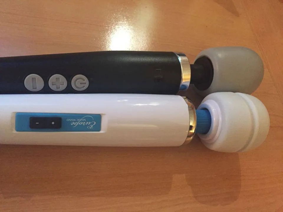Comparaison visuelle entre l'Europe Magic Wand blanche et le Doxy Wand Massager noir