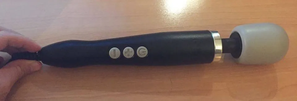 Vue d'ensemble du Doxy Wand Massager soulignant sa longueur de 34 cm