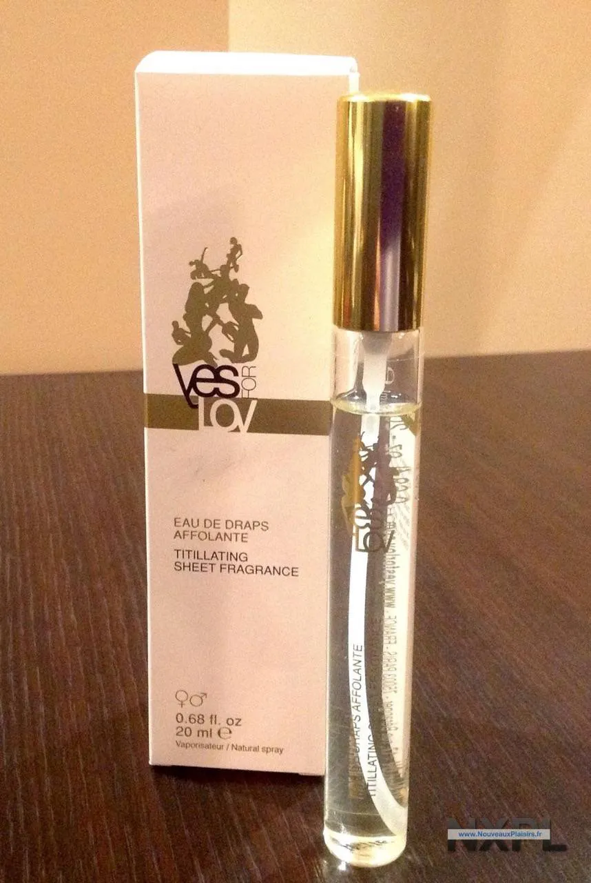 Flacon de l'Eau de Draps Affolante de YesforLov, design doré et élégant