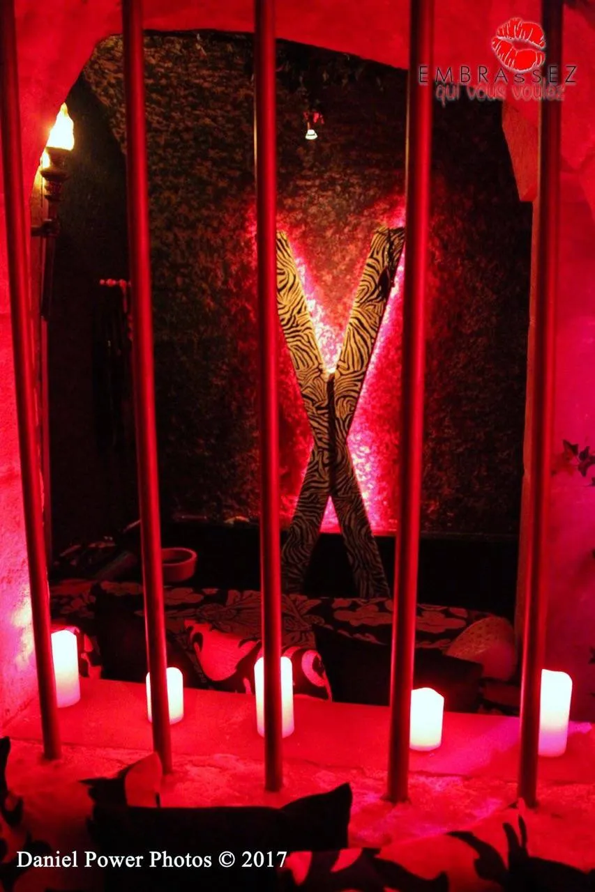 Découverte des soirées libertines 'Embrassez qui vous voulez'
