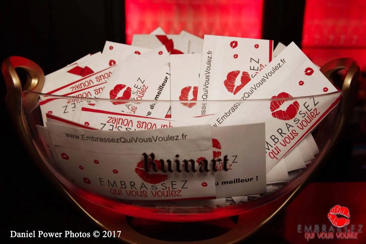 Découverte des soirées libertines 'Embrassez qui vous voulez'