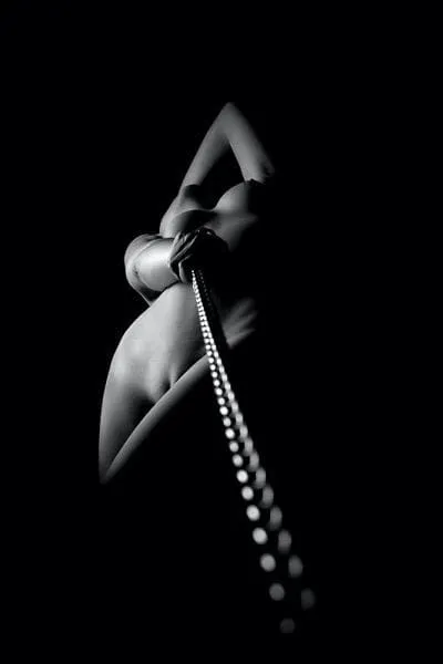 Détail visuel évoquant la tension et le désir dans une scène de domination