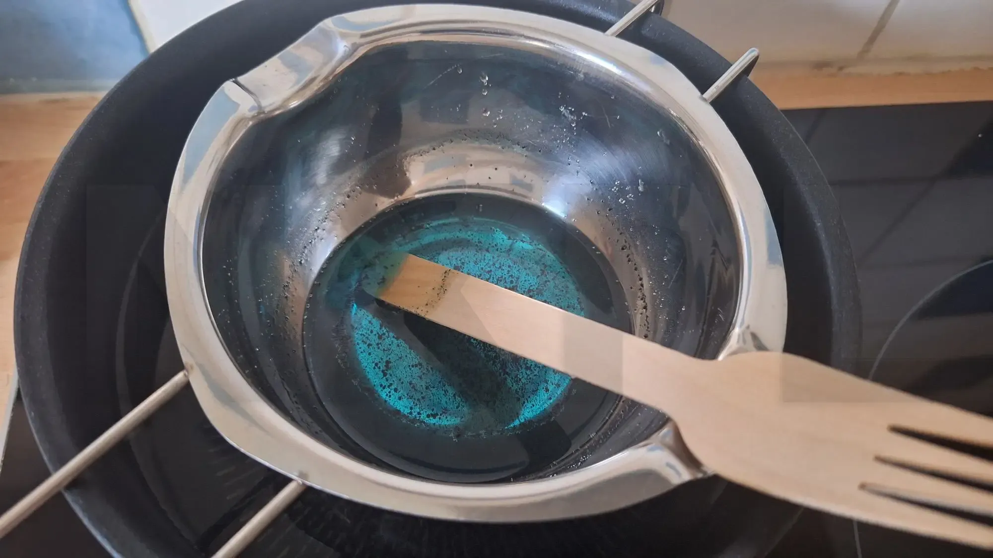 Fabrication artisanale de bougies basse température pour le BDSM