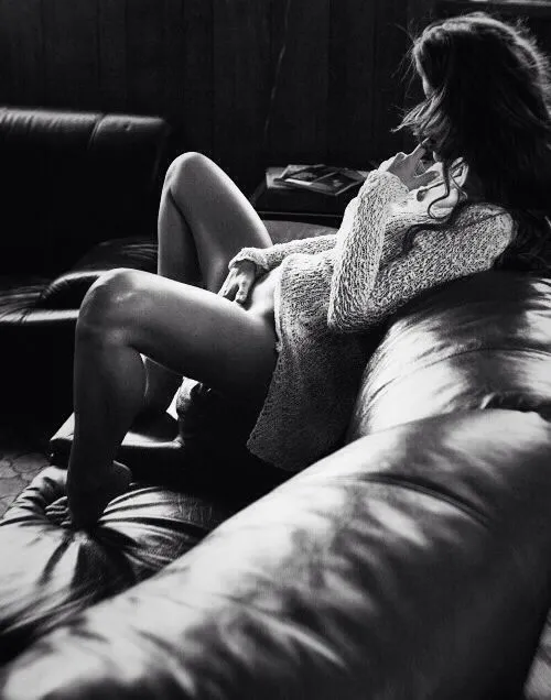 Femme allongée dans l'obscurité attendant son amant pour une nuit de passion