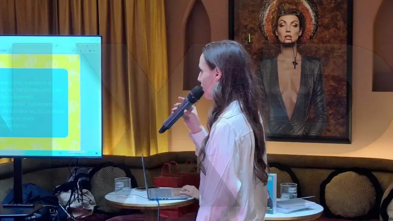 Flore cherry - lancement du livre Le Microscope dans la culotte - NXPL