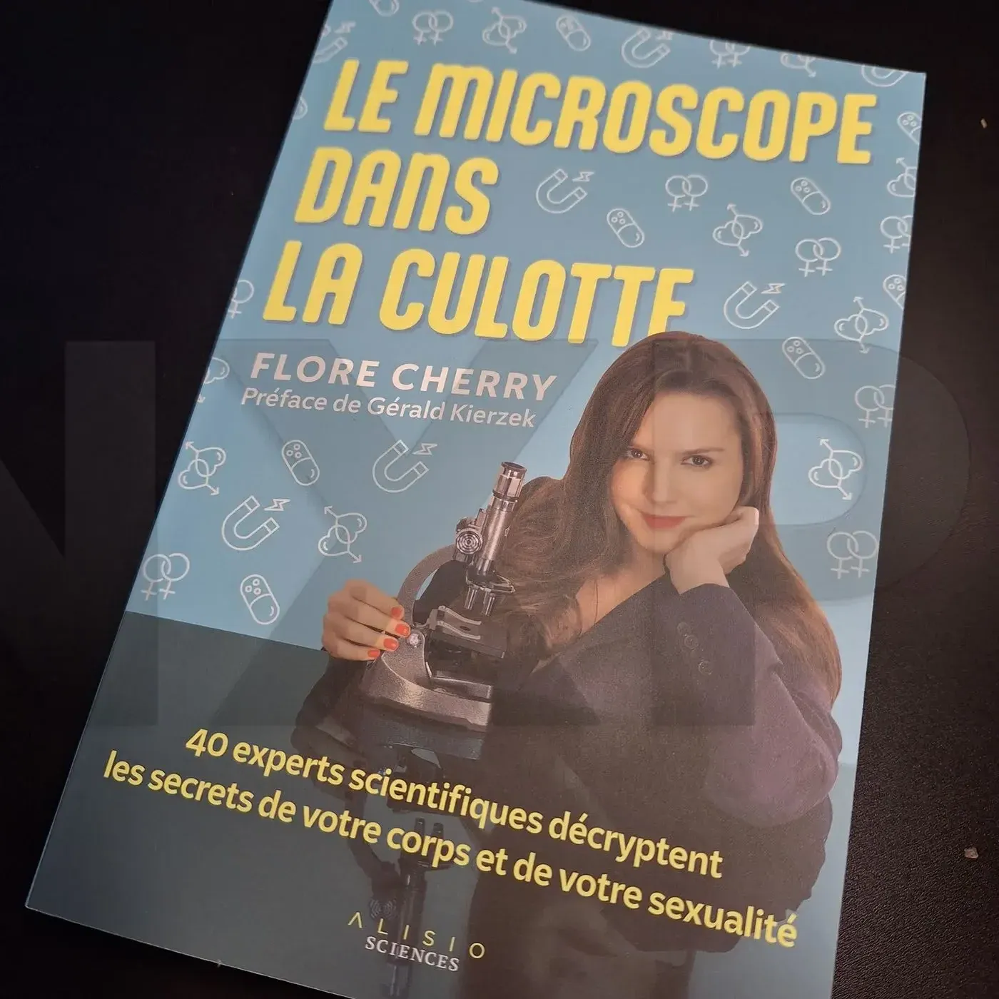 Flore cherry - lancement du livre Le Microscope dans la culotte - NXPL