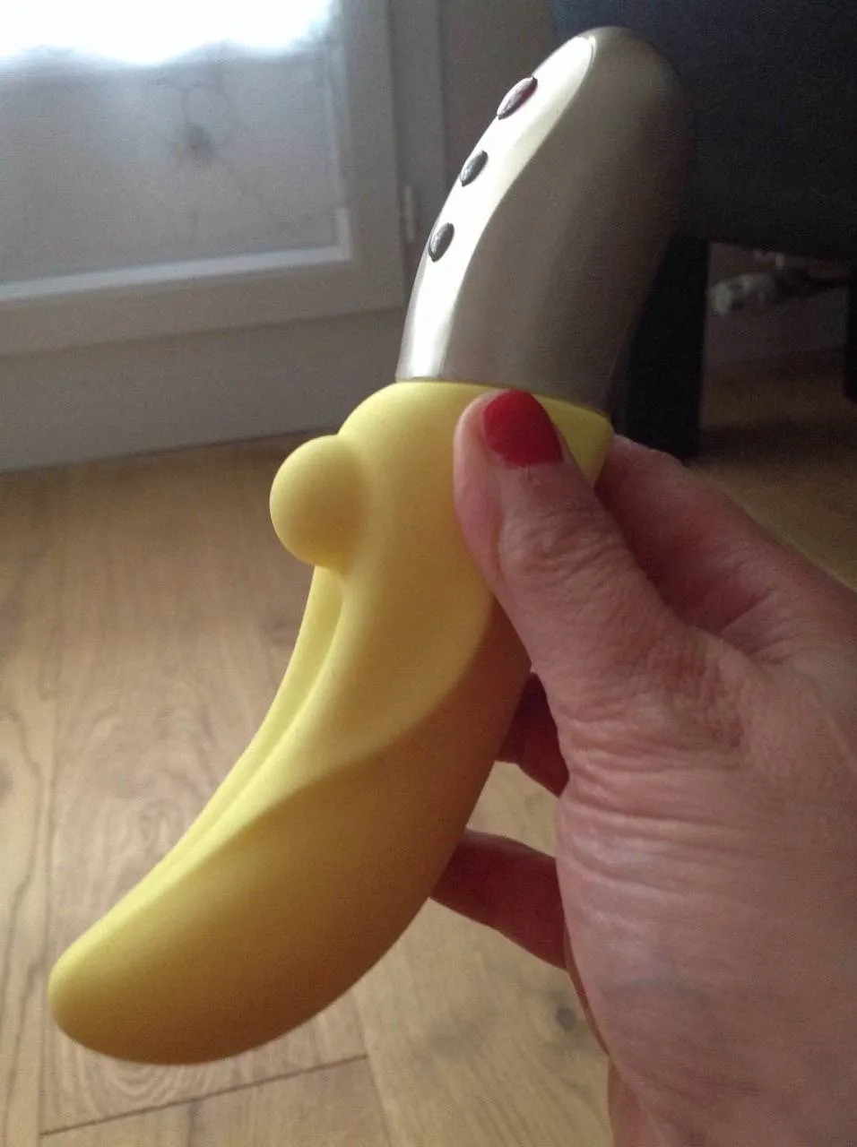 Vibromasseur Fun Factory Cayona posé sur le bord d'une baignoire